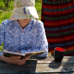 Аня читает про выращивание пряностей, Ивановка