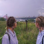 Аня и Маша смотрят на пейзаж, Крылатские холмы