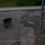 вода, вылитая на крышу